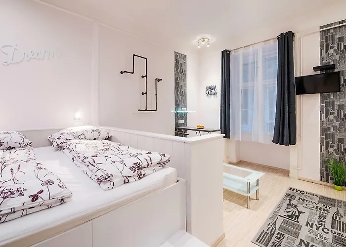 Free Parking, Quiet Design Flat In The Centre